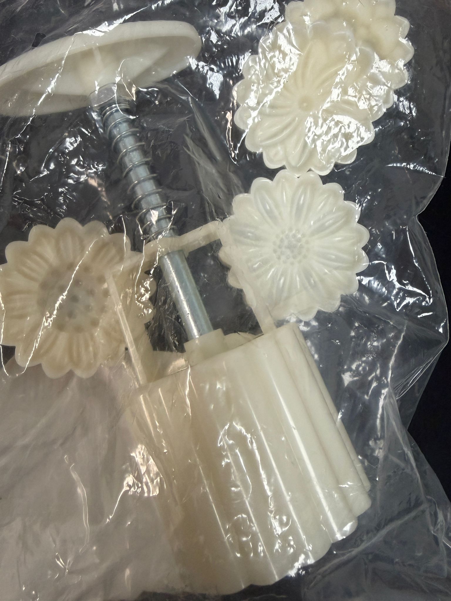 EMPORTE PIÉCES A PISTON POUR BISCUITS ET PATE MOTIFS FLEURS